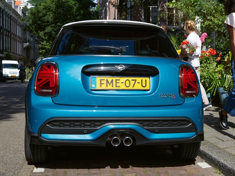 MINI Hatch 5 portes – bleu et blanc – pare-chocs