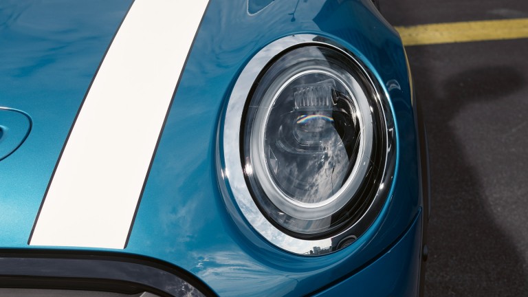 MINI Hatch 5 portes – bleu et blanc – phares à LED