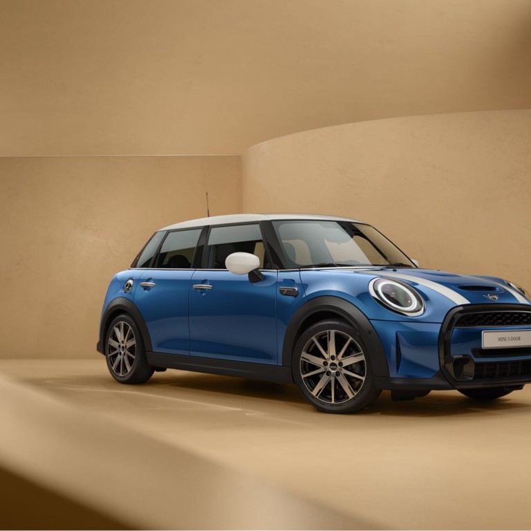 MINI Hatch 5 portes – vue de trois quarts avant - bleu et blanc