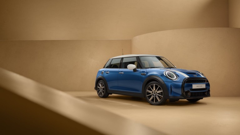 MINI Hatch 5 portes – vue de trois quarts avant - bleu et blanc