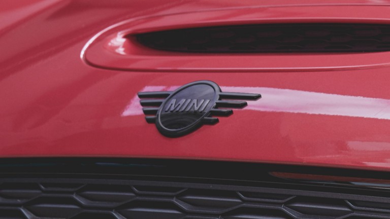 MINI Clubman - rouge et noir – logo sur le capot