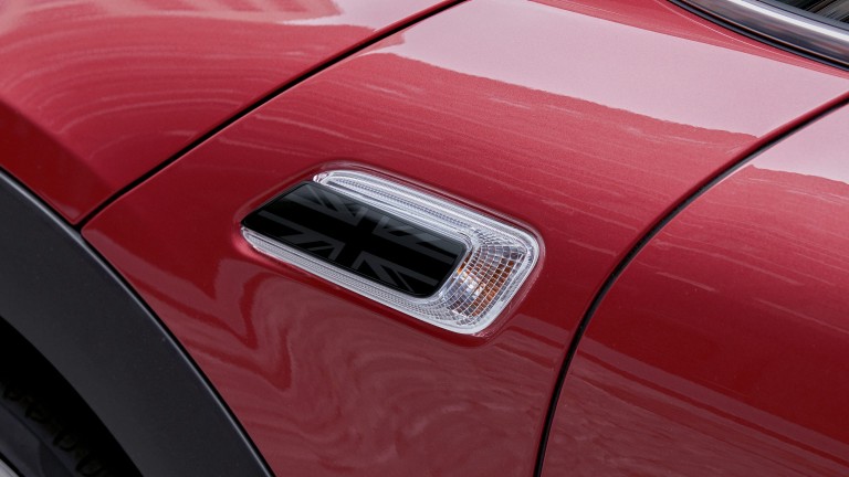 MINI Clubman – rouge et noir – hublots latéraux night jack