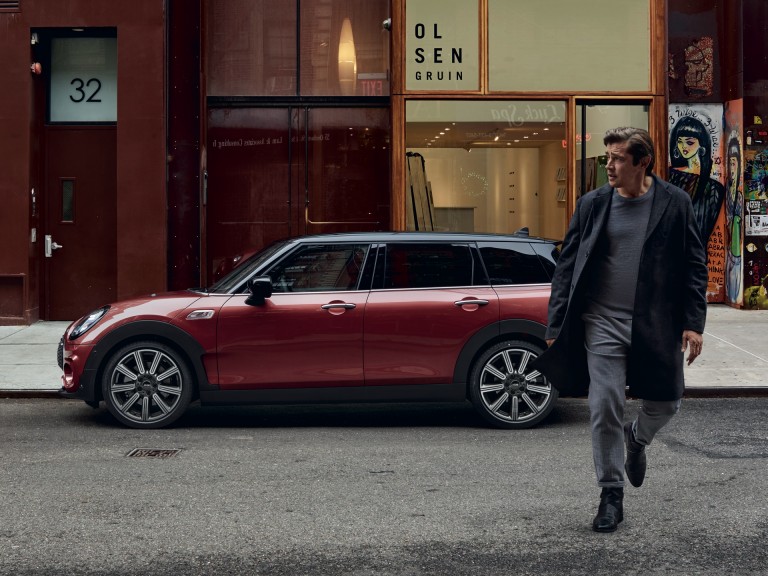 MINI Clubman – rouge et noir – vue latérale