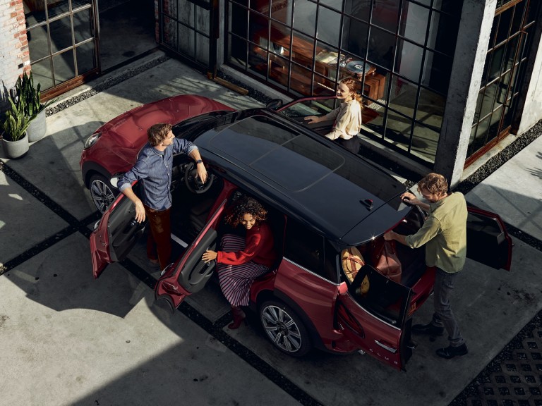 MINI Clubman – rouge et noir – toutes les portes ouvertes