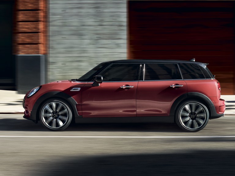 MINI Clubman – rouge et noir – vue latérale